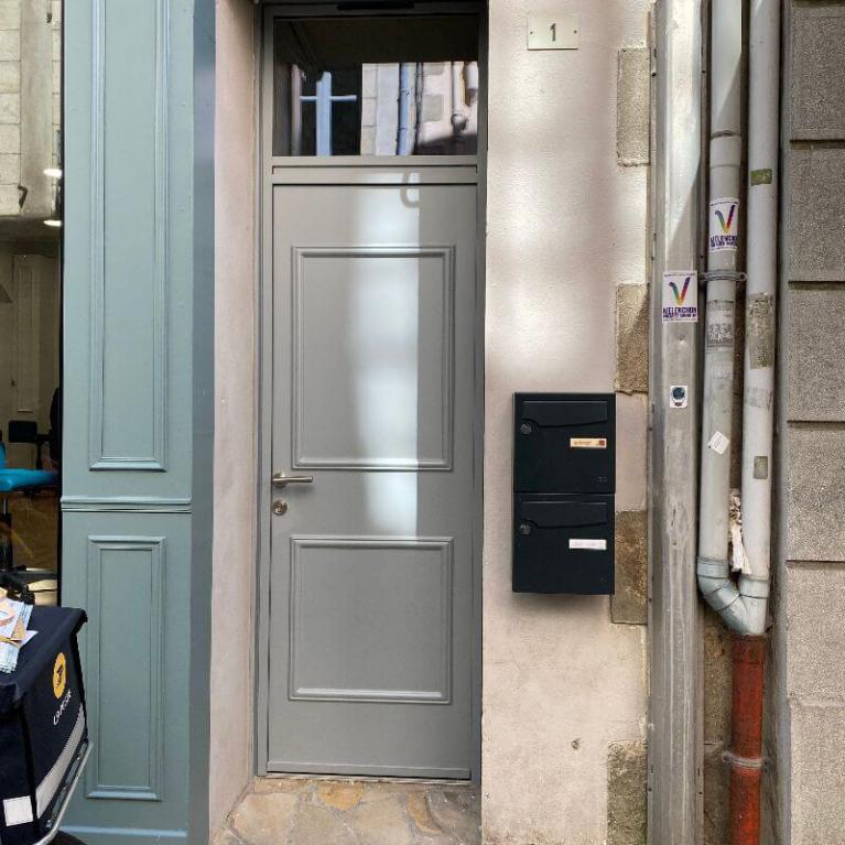 Remplacement d'une porte d'entrée au centre-ville de Quimper