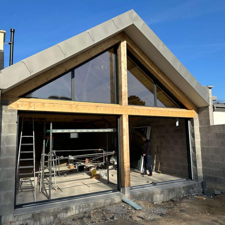Construction d'une charpente et pose d'une verrière