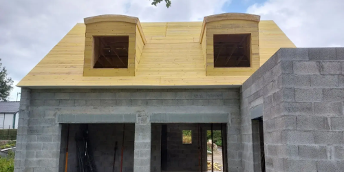 Juillet 2023 : création d'un toit + lucarne en bois à La Forêt-Fouesnant (29940)