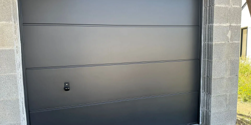 Pose d'une porte de garage sur la commune de Pluguffan (juin 2023)