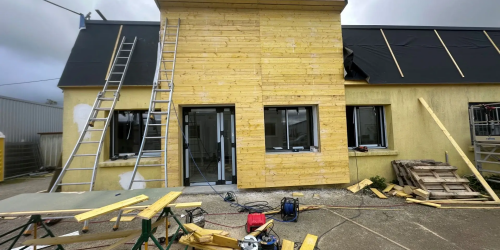 Avril 2025 : Rénovation façade en charpente + réalisation d'un totem