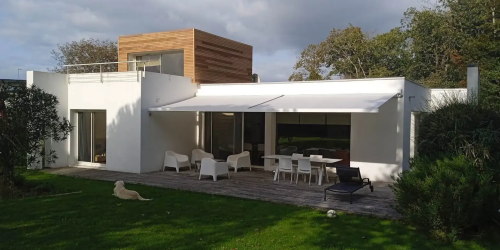 Septembre 2023 : réalisation de bardage Red Cedar et isolation par l'extérieur, chantier situé sur la commune de Fouesnant (29170)