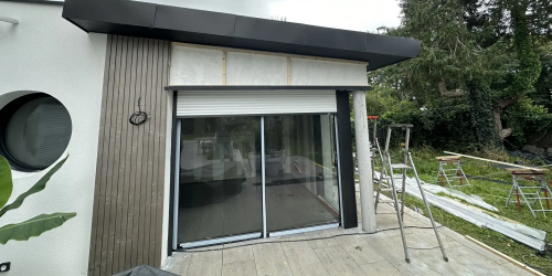 Septembre 2023 : création d'une extension avec pose de charpente, bardage, menuiseries dont oeil de boeuf sur la commune de Fouesnant (29170)