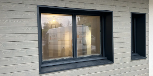 Septembre 2023 : réalisation de bardage et remplacement des menuiseries, chantier situé sur la commune de Fouesnant (29170)