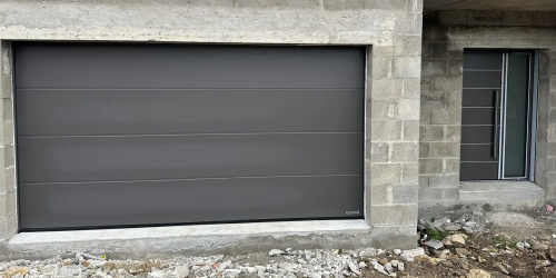 Septembre 2023 : pose de la charpente, des fenêtres, de la porte d'entrée ainsi que celle du garage, chantier situé sur la commune de Gouesnac'h (29950)