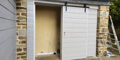 Février 2025 : pose d'une porte d'abris de jardin